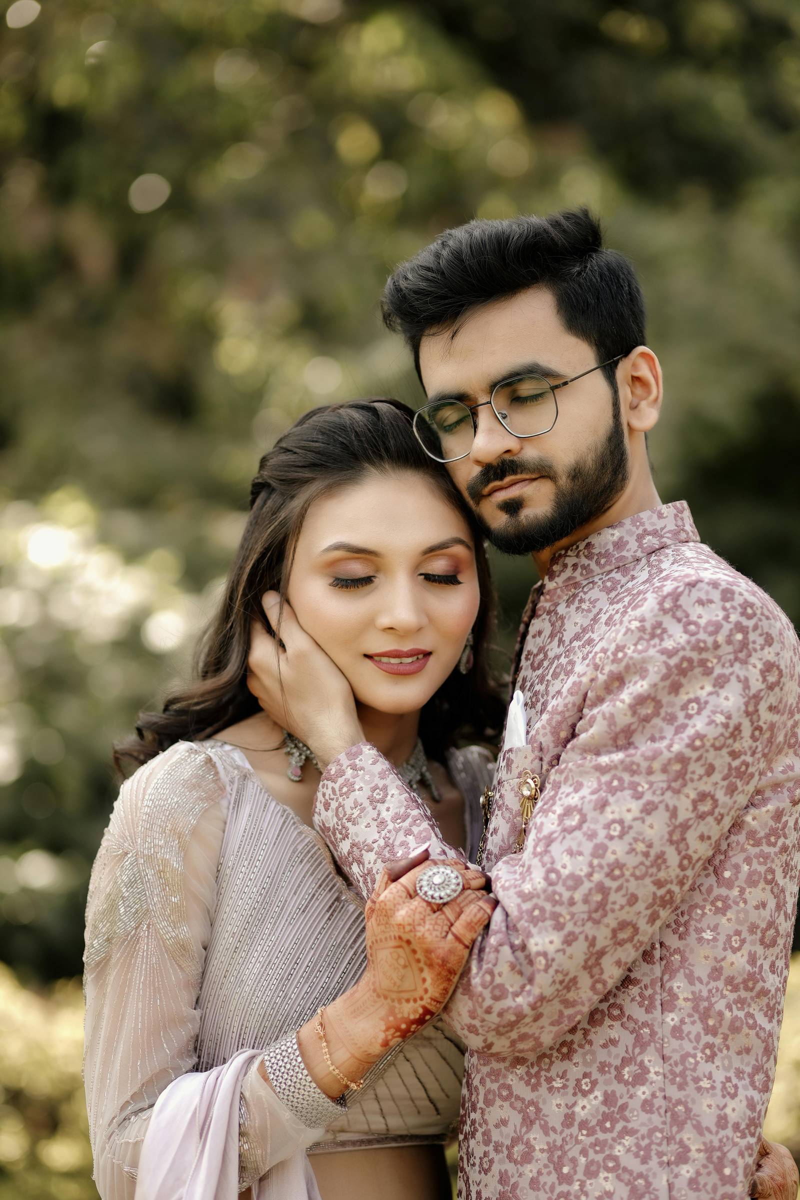 Casal conversando em um bar sob luzes quentes.